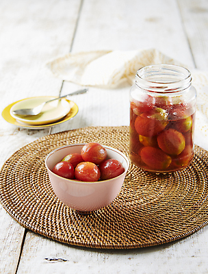 포토 JPG 방울토마토 유리병 실내 사람없음 받침대 절임 나무배경 마리네이드 국내포토 음식 백그라운드 토마토 병_용기 내부 파일형식