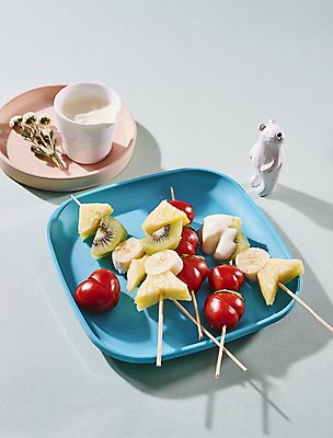 포토 JPG 과일 디저트 실내 사람없음 미니어처 꼬치 흰배경 북극곰 요거트 과일꼬치 국내포토 음식 백그라운드 곰 유제품 내부 모형 흰색 파일형식