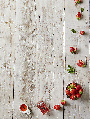 포토 JPG 과일 식재료 딸기 실내 사람없음 하이앵글 딸기잼 딸기시럽 퓨레 카피스페이스 나무배경 국내포토 뷰포인트 백그라운드 디저트 내부 공백 잼 시럽 파일형식