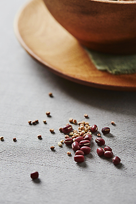 포토 JPG 식재료 회색배경 실내 사람없음 아웃포커스 보리 잡곡 팥 수수 율무 조 국내포토 백그라운드 곡류 촬영기법 내부 회색 파일형식