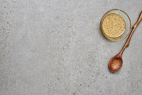 포토 JPG 식재료 회색배경 실내 사람없음 하이앵글 깨 유리그릇 나무숟가락 참깨 카피스페이스 국내포토 그릇 뷰포인트 백그라운드 유리 내부 숟가락 공백 회색 조미료 파일형식