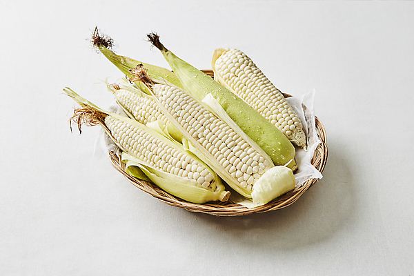 포토 JPG 식재료 실내 옥수수 사람없음 소쿠리 흰배경 찰옥수수 국내포토 백그라운드 곡류 내부 바구니 흰색 파일형식 컬러