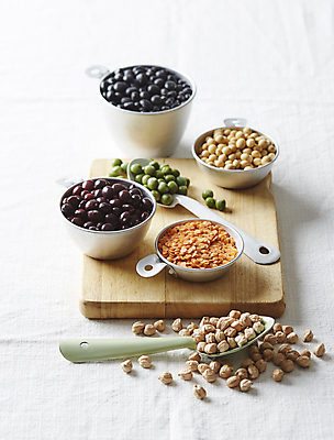 포토 JPG 식재료 실내 사람없음 숟가락 흰배경 완두콩 강낭콩 검은콩 나무도마 렌즈콩 메주콩 병아리콩 국내포토 백그라운드 콩 도마 수저 내부 목재 흰색 파일형식
