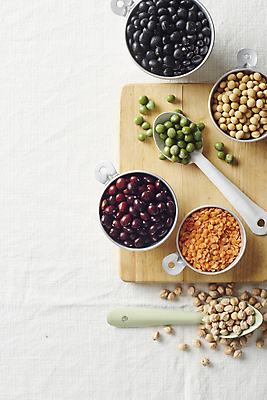 포토 JPG 식재료 실내 사람없음 하이앵글 숟가락 흰배경 완두콩 강낭콩 검은콩 나무도마 렌즈콩 메주콩 병아리콩 국내포토 뷰포인트 백그라운드 콩 도마 수저 내부 목재 흰색 파일형식