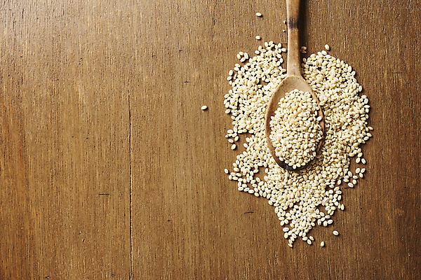 포토 JPG 식재료 곡류 실내 사람없음 하이앵글 보리 나무숟가락 찰보리 나무배경 국내포토 뷰포인트 백그라운드 내부 숟가락 파일형식