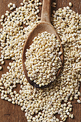 포토 JPG 식재료 곡류 실내 사람없음 하이앵글 보리 나무숟가락 찰보리 나무배경 국내포토 뷰포인트 백그라운드 내부 숟가락 파일형식