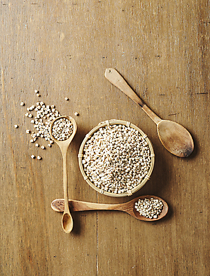 포토 JPG 식재료 곡류 실내 사람없음 하이앵글 소쿠리 나무숟가락 율무 나무배경 국내포토 뷰포인트 백그라운드 내부 바구니 숟가락 파일형식