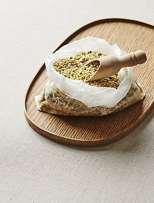 포토 JPG 식재료 회색배경 비닐봉투 곡류 실내 사람없음 나무쟁반 녹두 스쿱 깐녹두 국내포토 백그라운드 봉투 쟁반 내부 목재 회색 파일형식