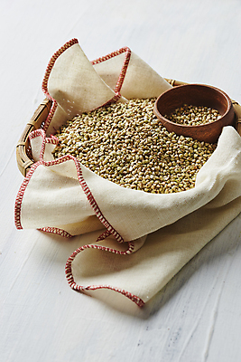 포토 JPG 식재료 곡류 실내 사람없음 천 메밀 흰배경 나무그릇 국내포토 그릇 백그라운드 내부 목재 흰색 직물 파일형식