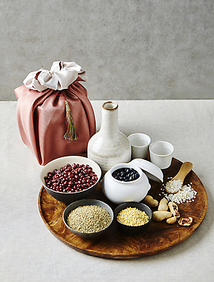 포토 JPG 술잔 식재료 회색배경 술병 실내 사람없음 쌀 보자기 보따리 땅콩 팥 검은콩 나무쟁반 들깨 조 국내포토 백그라운드 병_용기 잔 콩 곡류 주류 쟁반 내부 목재 회색 견과류 깨 파일형식 천_직물