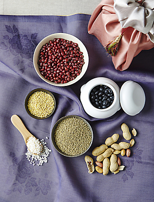 포토 JPG 식재료 실내 사람없음 하이앵글 쌀 보자기 천 보따리 땅콩 팥 검은콩 들깨 조 국내포토 뷰포인트 콩 곡류 내부 견과류 직물 깨 파일형식 천_직물