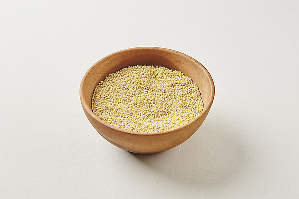 포토 JPG 식재료 곡류 실내 사람없음 흰배경 담기 나무그릇 조 국내포토 그릇 백그라운드 모션 내부 목재 흰색 파일형식