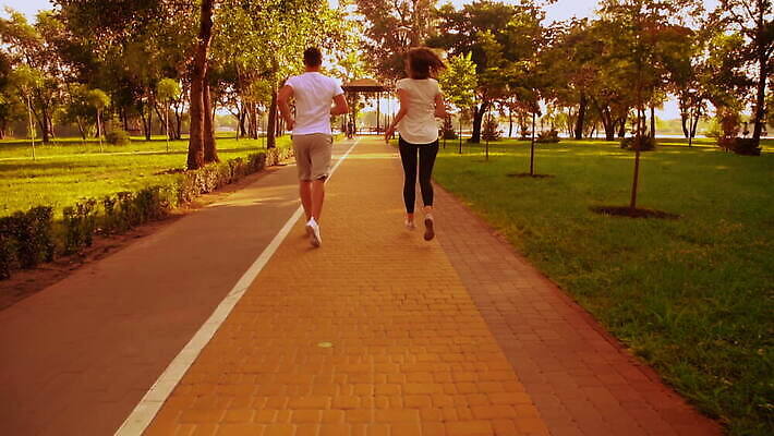 라이프스타일 커플 공원 유럽 도로 스포츠 2 관계 모션 함께함 건강 사람 야외 두명 친구 달리기 조깅 운동 일몰 도시 호흡 느림 달리기선수 주자 자극 MOV 해외동영상 슬로모션 클립영상 공공시설 나라 길 컨셉 교통시설 촬영기법 생활 노을 육상선수 동영상 파일형식