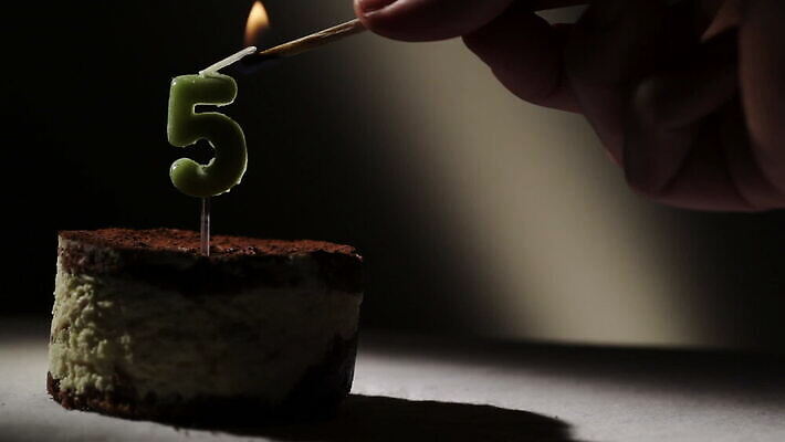 손 행복 백그라운드 불 휴가 실내 사탕 종류 사람없음 빛 뷰티 숫자 케이크 검은색 어둠 수확 아기 신생아 점 생일 행운 유머 달콤 연도 5 동영상 정물화 카운트 페스츄리 티라미수 카피스페이스 HD MOV 해외동영상 스펀지케이크 클립영상 자연요소 문자 기념일 감정 빵 컬러 컨셉 농업 디저트 사람 내부 신체부위 공백 맛 그림 파일형식