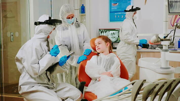 어린이 엄마 건강 치과 병원 작업복 말하기 대화 가면 장비 시험 간호사 의사 바이러스 치아 보호장비 치과의사 예방 약속 방문 문제 틀니 서류판 설문지 치아교정 치통 코로나바이러스 뉴노멀 4K 구강학 MOV 해외동영상 클립영상 옷 교육 의학 가족 모션 사람 경제 사무용품 의료진 소화기관 질병 교정 동영상 파일형식