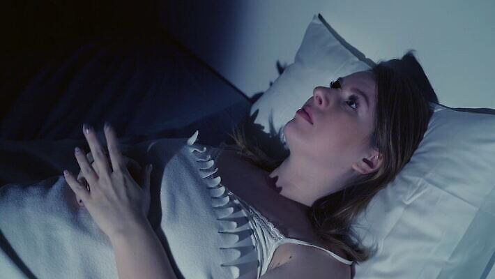 백인 1 여자 베개 침구 휴식 스트레스 주택 실내 피곤 한명 금발 머리 어둠 침실 고통 슬픔 침대 잠 오픈 좌절 질병 야간 고민 두통 문제 긴장 거짓말 배려 불면증 악몽 우울증 4K MOV 해외동영상 클립영상 자연요소 서양인 헤어스타일 감정 가구 컨셉 의학 사람 내부 건물 신체부위 동영상 파일형식