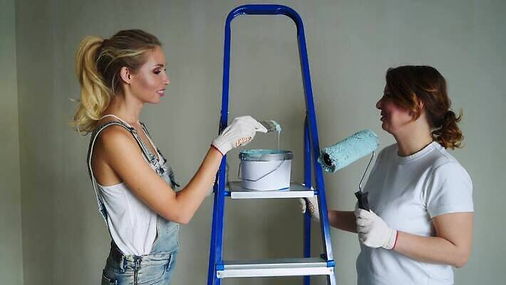 직업 벽 장갑 사다리 노동자 아파트 주택 두명 장식 파란색 컬러풀 페인트 장비 회색 공구 청바지 붓 플랫 수리 컨테이너 양동이 그림 롤러 화가 개선 건축업자 공예가 그런지 복원 콘크리트 회복 4K MOV 해외동영상 클립영상 잡화 건축 산업 컬러 컨셉 바지 사람 건물 도구 동영상 파일형식