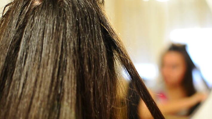 모델 헤어스타일 손 여자 얼굴 갈색머리 건강 뷰티 갈색 유행 상점 장비 흰색 플랫 미용사 이발 철 다리미질 돌봄 스타일리스트 스타일링 직진 스타일 MOV 해외동영상 클립영상 직업 컬러 모션 사람 신체부위 동영상 파일형식