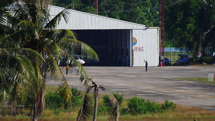 여행 백그라운드 교통시설 태국 비행기 사람 사람없음 파란색 공항 항공 군용 해군 활주로 제트기 격납고 대패 착륙 푸켓 4K MOV 해외동영상 클립영상 아시아 길 컬러 교통 항공교통 대중교통 군대 시설 동영상 파일형식