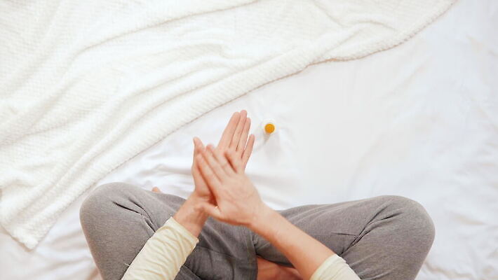 백인 손 남자 컨셉 신체 손가락 건강 관리 한명 사람 앉기 뷰티 스파 목욕 화장품 침실 흰색 침대 잡기 마사지 정상 약국 피부 크림 피부관리 부드러움 로션 스킨케어 항공촬영 돌봄 바디케어 에이즈 카피스페이스 4K MOV 해외동영상 클립영상 서양인 1 뷰포인트 컬러 가구 의학 모션 신체부위 청결 공백 감각 질병 동영상 파일형식