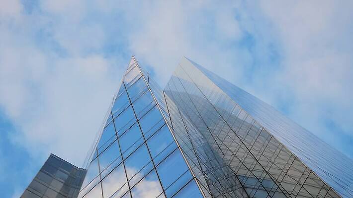 모양 구름 직업 건축양식 유리 하늘 성공 표면 사람없음 건물 파란색 반사 탑 고층빌딩 궁전 거울 도시 우승 투명 가장자리 끝 정상 큼 스카이라인 종료 승자 절정 4K MOV 해외동영상 클립영상 자연요소 건축물 건축 컬러 컨셉 고건축 재질 빌딩 최고 둘레 크기 동영상 파일형식