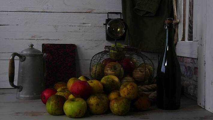 전통 음료 음식 과일 유리 아침 새로움 건강 사람없음 목재 농장 주스 시골 신선 달콤 사과 상품 유기농 내추럴 노르망디 숙성 4K MP4 해외동영상 클립영상 주간 나무 웰빙 컨셉 농업 재료 재질 맛 동영상 파일형식