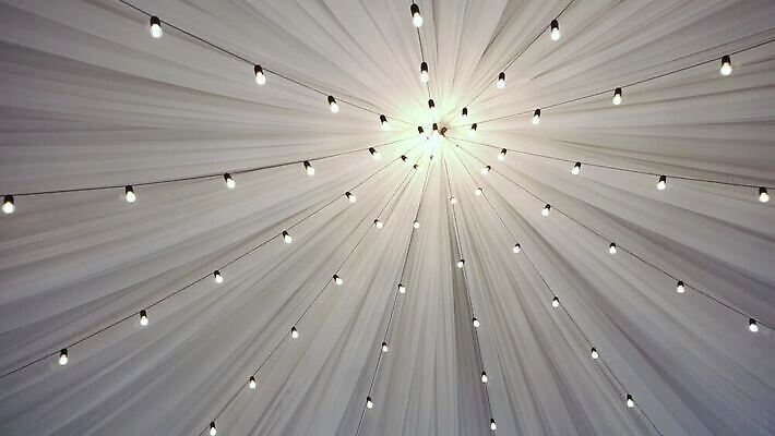 줄 결혼 전구 휴가 조명 주택 매달리기 사람없음 장식 빛 노란색 파티 축제 화환 황혼 모임 수확 등불 램프 축하 야간 저녁 오브젝트 잔치 보케 빛망울 광 뒤뜰 텅스텐 MOV 해외동영상 클립영상 자연요소 꽃 컬러 컨셉 농업 모션 이벤트 건물 일몰 원소 동영상 파일형식