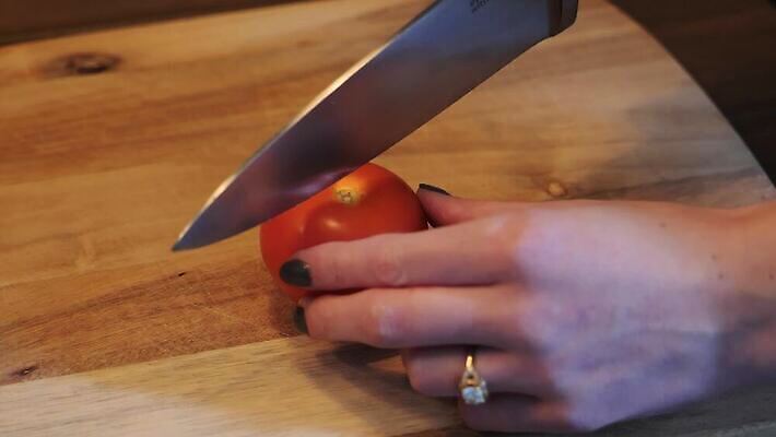 라이프스타일 손 음식 조각 다이어트 토마토 채소 재료 탁자 건강 요리 목재 신체부위 빨간색 초록색 주방 정원 요리사 저녁식사 샐러드 시골 신선 칼 자르기 준비 유기농 슬라이스 레시피 점심식사 숙성 채식주의자 개조 비건 맛있는 4K MOV 해외동영상 클립영상 나무 직업 웰빙 컬러 가구 모션 사람 생활 식사 채식 동영상 파일형식