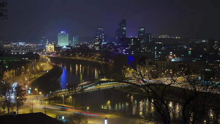 외관 유럽 호수 겨울 비즈니스 건축양식 교통시설 모션 하늘 주택 풍경 사람없음 건물 초록색 강 도시풍경 천주교 도시 시간 야간 속도 타운 스카이라인 리투아니아 바실리카 수도권 4K 타임랩스 MOV 해외동영상 클립영상 자연요소 건축물 계절 건축 나라 종교 컬러 교통 촬영기법 시설 지역 동영상 파일형식