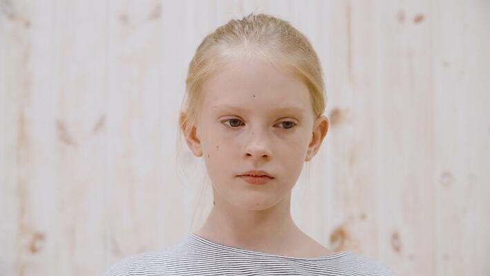 응시 감정 얼굴 실내 한명 10대 빛 카메라 힘 외침 슬픔 표현 닫기 지루함 묘사 고민 성실 무거움 미안 심각 우울감 우울증 4K MOV 해외동영상 클립영상 1 시선 컨셉 모션 청소년 사람 내부 신체부위 전자제품 소리 무게 질병 사죄 동영상 파일형식