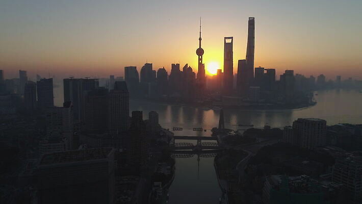 실루엣 여행 비즈니스 건축양식 아침 안테나 파노라마 사람없음 건물 금융 강 도시풍경 사무실 햇빛 태양 일출 탑 맑음 중국 일몰 새벽 도시 보행로 도심 상하이 상승 지역 스카이라인 드론 랜드마크 4K 설정숏 MOV 해외동영상 클립영상 주간 자연요소 건축물 건축 아시아 길 컨셉 통신 날씨 촬영기법 풍경 경제 노을 동영상 파일형식