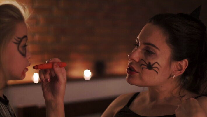 전통 라이프스타일 계절 여자 어린이 음식 2 신체 오렌지 가족 호박 주택 실내 미소 사람 두명 노란색 파티 페인트 임산부 임신 할로윈 가을 등불 아기 대접 예측 무서움 심볼 10월 돌봄 잭오랜턴 호러 복부 MOV 해외동영상 클립영상 감정 컬러 컨셉 채소 과일 관계 모션 조명 표정 이벤트 내부 건물 생활 신체부위 날짜 공포 동영상 파일형식