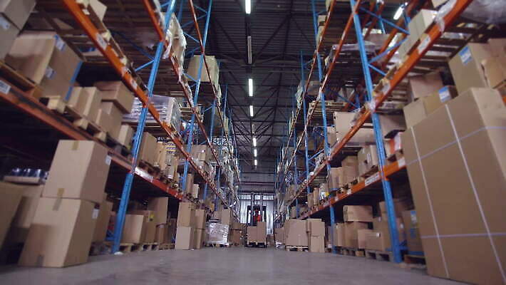 직업 남자 산업 이동 비즈니스 포장 공장 교통시설 모션 노동자 한명 사람 내부 상자 금속 기계 장비 운전 화물 성장 업무 운전사 제조 상품 창고 지게차 개발 리프팅 분배 운영자 4K MOV 해외동영상 클립영상 1 교통 컨셉 공업 재질 운송업 작업 중장비 시설 동영상 파일형식