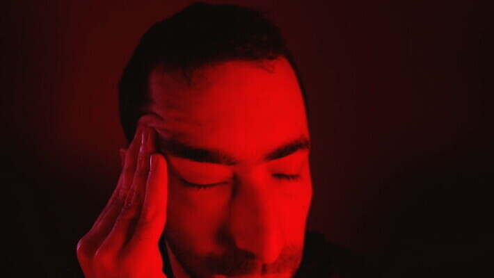 백인 손 남자 감정 얼굴 스트레스 건강 피곤 한명 사람 20대 성인 빨간색 30대 야자수 머리 건강관리 어둠 고통 슬픔 사찰 닫기 질병 상처 두통 긴장 부담 편두통 MOV 해외동영상 클립영상 서양인 나무 1 컬러 컨셉 의학 종교건축 모션 관리 청년 신체부위 장년 동영상 파일형식