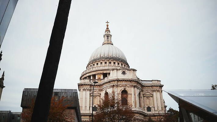 나무 영어 외관 유럽 종교 여행 건축양식 창문 유리 하늘 영국 잉글랜드 사람없음 건물 파란색 뷰티 반사 성당 교회 도시 역사 저녁 런던 동영상 천연기념물 랜드마크 수도권 숭배 MOV 해외동영상 클립영상 식물 문자 건축물 건축 나라 컬러 종교건축 재질 야간 지역 파일형식