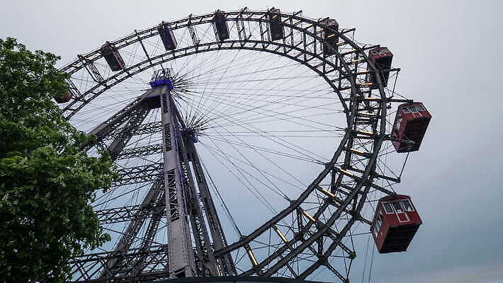 나무 공원 실루엣 여행 모션 하늘 휴식 사람없음 야외 건물 파란색 기계 기쁨 나뭇가지 도시 원형 비엔나 오스트리아 승차 그림 회전 회전목마 땅바닥 4K MOV 해외동영상 클립영상 도형 식물 건축물 공공시설 감정 유럽 컬러 컨셉 바닥 촬영기법 놀이기구 동영상 파일형식