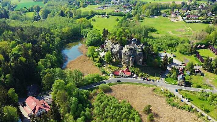 유럽 건축양식 자연 하늘 파노라마 풍경 사람없음 야외 건물 초록색 관광지 골동품 바위 연못 성 중세 역사 재산 숲 체코 북쪽 사암 천연기념물 항공촬영 공화국 랜드마크 보헤미아 조감도 4K MP4 해외동영상 클립영상 건축물 건축 나라 뷰포인트 컬러 여행 촬영기법 금융 돌_바위 방향 생태계 동영상 파일형식