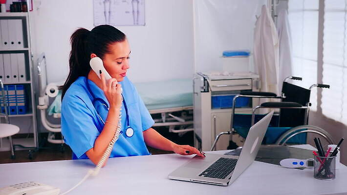 직업 여자 백그라운드 컨셉 유니폼 통신 청진기 엑스레이 실내 건강 병원 대화 사람 앉기 스마트폰 컴퓨터 외침 환자 간호사 의사 잡기 업무 결과 전화기 책상 직원 확인 안내원 부름 답변 돌봄 서류판 심각 접수 헬프 4K MOV 해외동영상 클립영상 옷 가구 의학 의료기기 모션 말하기 내부 전자제품 핸드폰 스마트기기 사무용품 소리 의료진 작업 도움 동영상 파일형식