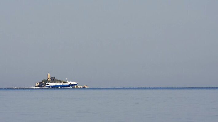 스포츠 파도 바다 섬 여행 백그라운드 요트 교통시설 자연 하늘 바람 휴가 등대 항해 사람없음 물 파란색 여행객 자유 흰색 보트 고급 크루즈 지중해 그리스 속도 함선 네비게이션 코르푸 수평선 MOV 해외동영상 클립영상 자연요소 유럽 컬러 교통 컨셉 배_교통 날씨 사람 시설 생태계 동영상 파일형식