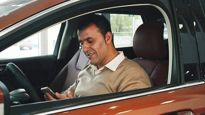 남자 셔츠 돈 의자 비즈니스 바지 자동차 열쇠 전등 새로움 한명 정장 세일 상점 일본 검은색 어둠 재킷 거래 덮개 흰색 비즈니스맨 바퀴 선택 구매 셀프카메라 브레이크 스웨터 피부 서비스 속도 활 연료 가스 엔진 모터 디젤 완벽 자동 조언 대리인 4K MOV 해외동영상 클립영상 1 옷 아시아 육상교통 컬러 가구 컨셉 상의 하의 조명 사람 신체부위 쇼핑 사진촬영 외투 뚜껑 직장인 재산 동영상 파일형식