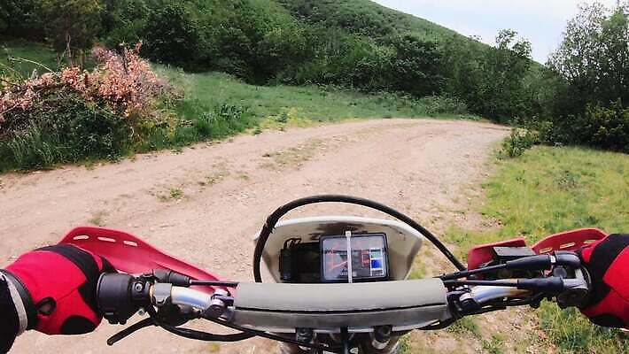 남자 도로 모래 스포츠 포즈 십자가 교통시설 자국 모션 사람 사람없음 야외 자전거 점프 힘 경쟁 운전 자유 오토바이 바퀴 운전사 떨어짐 파편 승차 숲 헬멧 위험 속도 먼지 분무기 지역 진흙 라이더 레이서 비포장도로 선로 오프로드 집회 1인칭시점 4K MP4 해외동영상 클립영상 레이스천 직업 시선 길 교통 컨셉 바이크 직물 보호장비 시설 동영상 파일형식