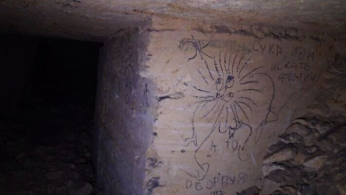 벽 여행 백그라운드 컨셉 건축양식 사람없음 내부 빛 어둠 복도 동굴 버리기 장면 지하 옛날 우크라이나 지하실 오데사 4K MP4 해외동영상 클립영상 건축 유럽 모션 동영상 파일형식