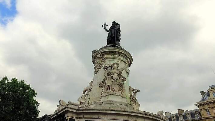 손 유럽 조각 여행 의자 건축양식 하늘 미술 사람 사람없음 건물 파란색 조각상 검은색 자유 프랑스 수확 바위 흰색 나뭇가지 잡기 도시 조직 역사 민주주의 심볼 정사각형 청동 팔 천연기념물 프랑스어 혁명 공화국 랜드마크 옛날 우화 평등 파리(프랑스) 4K MP4 해외동영상 클립영상 도형 나무 문자 건축물 건축 나라 컬러 가구 컨셉 농업 모션 문화예술 신체부위 조형물 돌_바위 동영상 파일형식