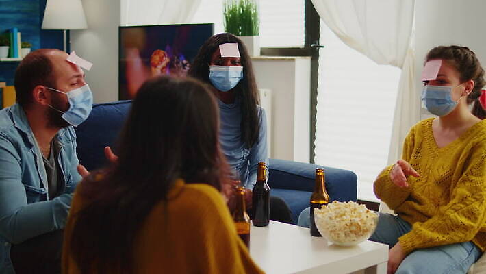 행복 거실 맥주 대화 가면 마스크 웃음 사람없음 친구 소파 글로벌 파티 검은색 우정 펼침 기쁨 마시기 시간 그룹 바이러스 보호 예방 번짐 팝콘 다인종 섞기 소셜 어려움 이마 코로나바이러스 사교적 뉴노멀 4K MOV 해외동영상 클립영상 감정 컬러 컨셉 의자 관계 모션 주류 표정 말하기 인종 이벤트 경제 동영상 파일형식 효과