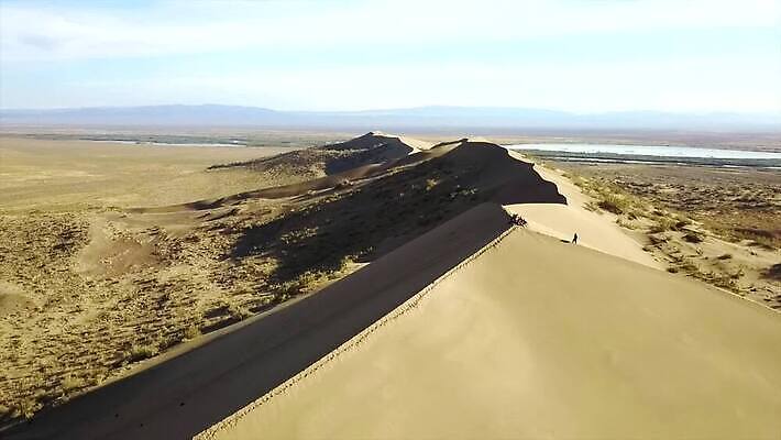 공원 아시아 모래 파도 여행 백그라운드 자연 하늘 바람 산 건조 그림자 사람 동양인 풍경 사람없음 야외 물 여름 파란색 모래사장 태양 노란색 일출 일몰 사막 뜨거움 정상 승차 땅 모래언덕 언덕 낙타 사하라 항공촬영 드론 오아시스 전국 카자흐스탄 MP4 해외동영상 클립영상 자연요소 계절 공공시설 나라 바다 뷰포인트 컬러 포유류 모션 아프리카 날씨 인종 노을 생태계 동영상 파일형식