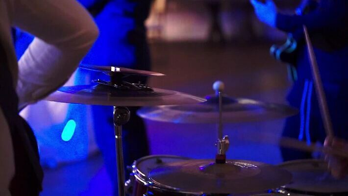 백인 음악 노래 놀이 타악기 실내 이벤트 파티 소리 콘서트 무대 기구 축하 악단 저녁 드럼 쇼 드러머 뮤지컬 플레이어 MOV 해외동영상 슬로모션 클립영상 서양인 악기 컨셉 문화예술 촬영기법 내부 공연 야간 동영상 파일형식