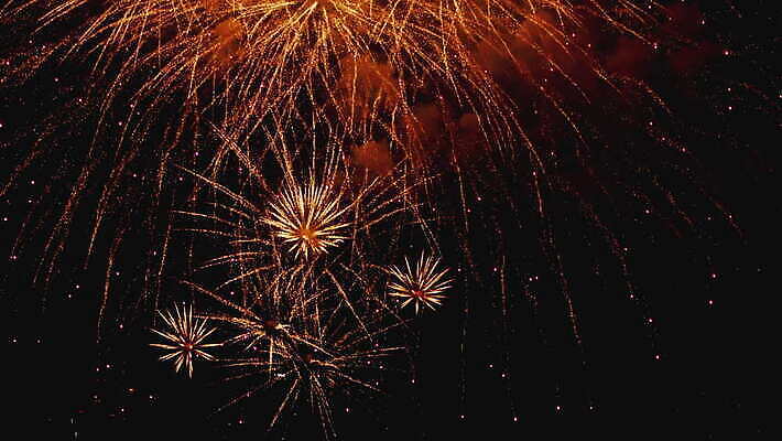 기념일 여행 백그라운드 하늘 불 휴가 불꽃 기념 폭죽 불꽃놀이 이벤트 사람없음 빨간색 물 빛 강 컬러풀 파티 축제 기쁨 축하 도시 야간 저녁 쇼 경례 스카이라인 광 크리스마스이브 4K MOV 해외동영상 클립영상 자연요소 감정 컬러 컨셉 크리스마스 놀이 인사 동영상 파일형식