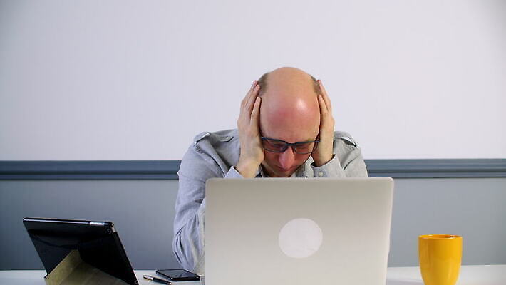 응시 남자 감정 컨셉 회사 비즈니스 사업가 스트레스 직장 실내 피곤 관리 한명 앉기 성인 앞모습 금융 노트북 머리 고통 금지 슬픔 잡기 비즈니스맨 실패 좌절 집중 흔들림 바쁨 경영 부정적 우울증 재앙 회계사 4K MOV 해외동영상 클립영상 직업 1 시선 뷰포인트 모션 사람 내부 신체부위 경제 전자제품 직장인 질병 동영상 파일형식