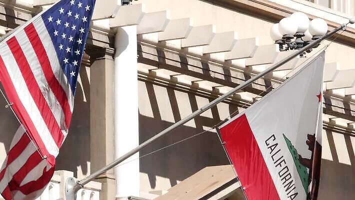 길 곰 바람 거리 사람없음 건물 사무실 미국 자유 깃발 직물 도시 도심 성조기 결과 실크 민주주의 심볼 캘리포니아 깃대 애국심 공화국 브로드웨이 산티아고 서쪽 전국 정부 4K MP4 해외동영상 클립영상 자연요소 동물 건축물 나라 컨셉 북아메리카 비즈니스 포유류 날씨 국기 방향 동영상 파일형식