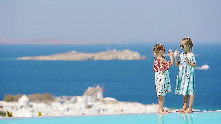 백인 라이프스타일 딸 유럽 어린이 여행 백그라운드 장난 놀이 휴가 미소 풍경 해변 야외 두명 건물 물 파란색 마을 기쁨 흰색 전원 역사 고급 지중해 당구 그리스 휴양지 산토리니 언니 그리스인 걸음마 미코노스섬 옛날 파라다이스 MOV 해외동영상 클립영상 자연요소 서양인 건축물 감정 나라 바다 컬러 섬 컨셉 가족 모션 표정 사람 생활 구기 장소 전기에너지 자매 동영상 파일형식